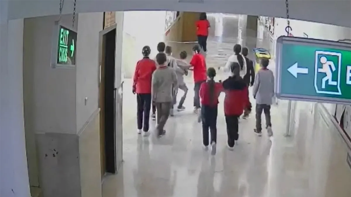 Öğretmen boğazına mandalina kaçan öğrenciyi heimlich yöntemiyle kurtardı! O anlar kamerada