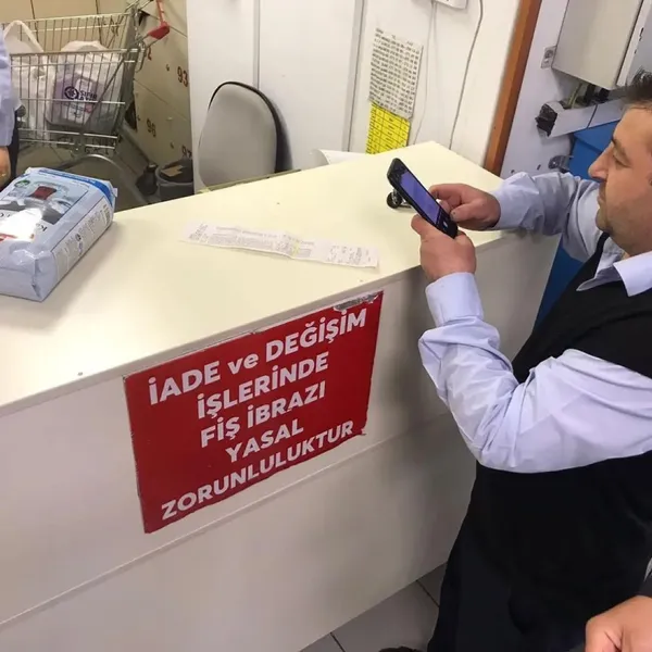 Çay fırsatçısı market sahibinden skandal görüntüler! Rafları boşaltırken böyle yakalandı - 1