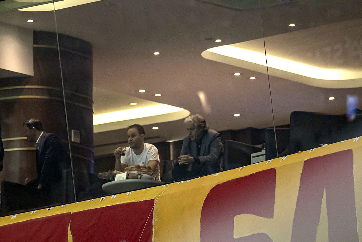 Galatasaray - Beşiktaş maçında Jorge Jesus sürprizi! Locada notlar alarak izledi