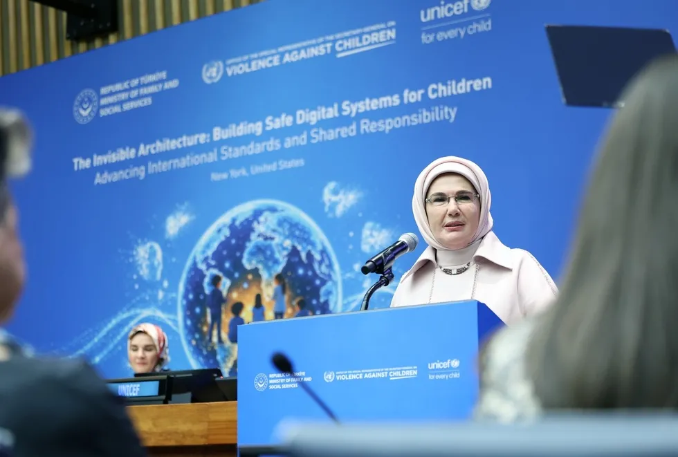 1790133138003.jpeg Emine Erdoğan'dan BM'de çocuklar için güvenli dijital sistem çağrısı - 3