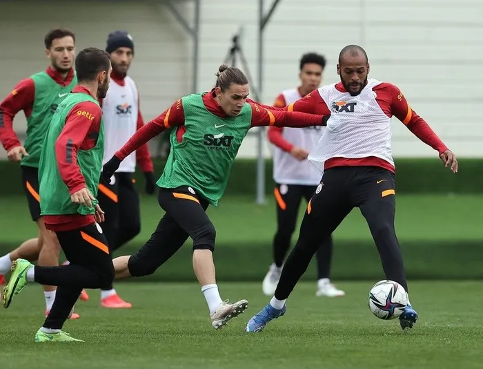 Son dakika: Galatasaray-Fenerbahçe derbisi öncesi yıldız futbolcudan sevindiren haber! Milli takımda sakatlanmıştı