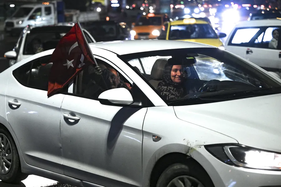 bizim-cocuklar-tarih-yazdi-bayragini-alan-sokaklara-dokuldu-iste-yurttan-kareler-1774997233989.jpg FOTOĞRAF (AA)