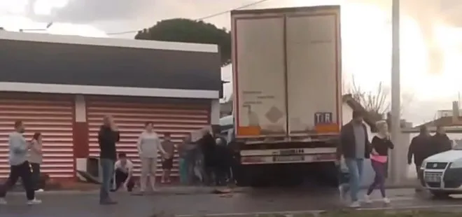 İzmir’de fabrika işçilerinin taşındığı servis minibüsü ile TIR çarpıştı: 2 ölü, 15 yaralı