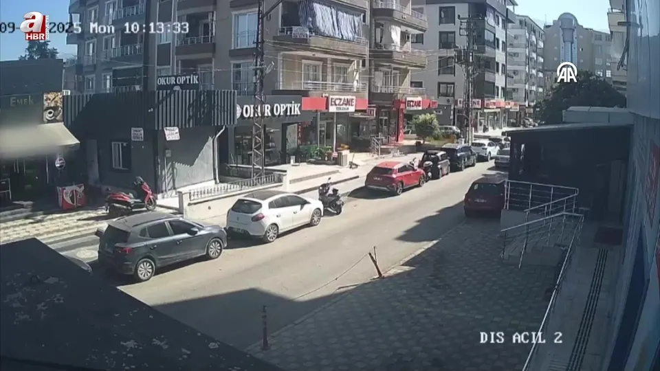 Hatay’da marketin dondurma dolabındaki ürünlerin çalınması güvenlik kamerasında