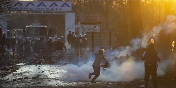 yunanistanda-ses-topu-krizi-kendi-polisleri-bile-isyan-etti-1622779253749.jpg Yunanistan'da 'ses topu' krizi! Kendi polisleri bile isyan etti - 3