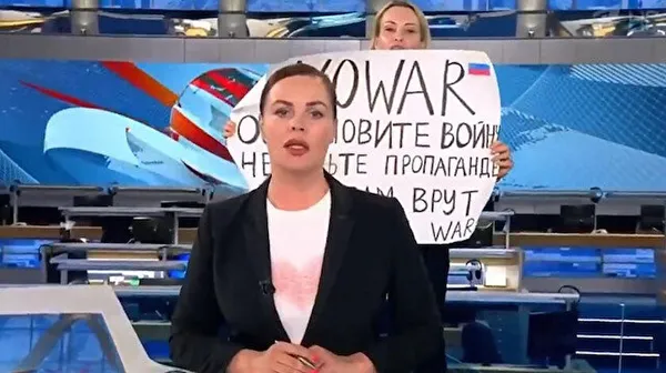 Rusya’da canlı yayın sırasında ’savaşa hayır’ protestosu! Gözaltına alındı