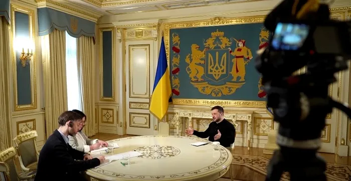 trump-ve-putin-gorustu-zelenskiyden-abd-baskanina-maden-ortakligi-teklifi-1739105897131.jpg Ukrayna Devlet Başkanı Volodimir Zelenskiy, Reuters'a röportaj verirken (Reuters)