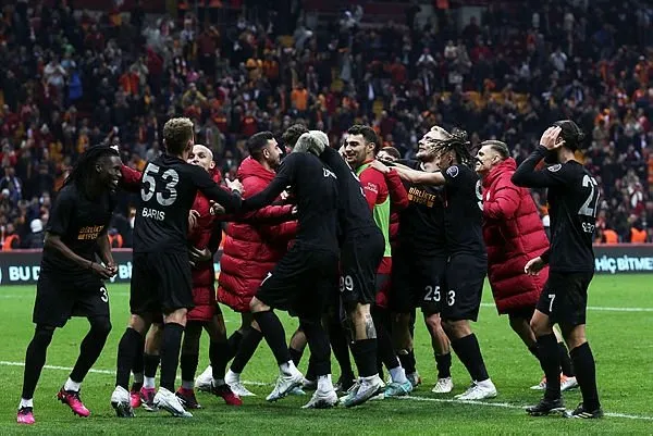 Galatasaray o yıldızın dosyasını yeniden açtı! Devlet Ligi kadrosu oluşuyor...