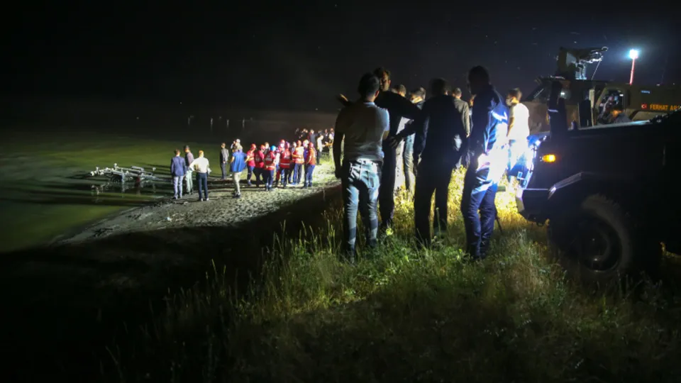Van'da keşif uçağı düştü! Olay yerinden görüntüler...