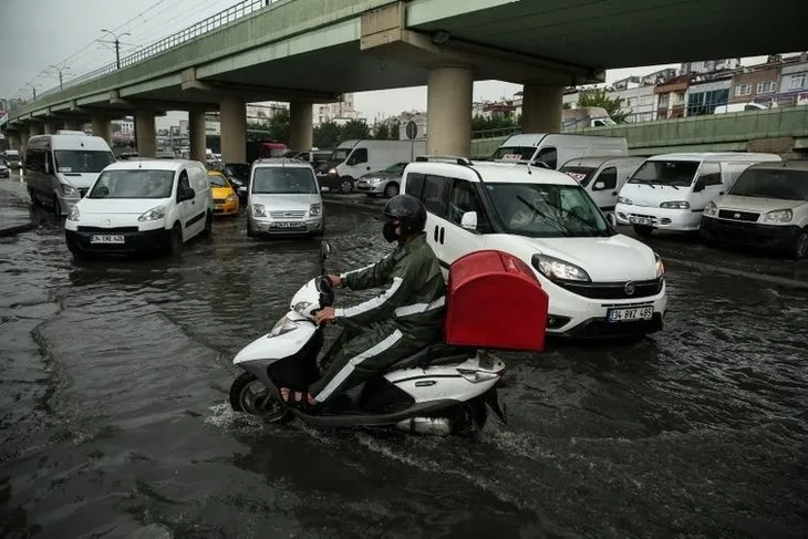 Sağanak yağış sonrası İstanbul’da cadde ve sokaklar göle döndü, vatandaş isyan etti