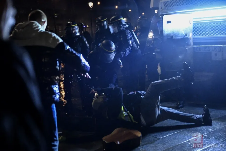 Fransa Cumhurbaşkanı Emmanuel Macron kabul etti: Polis şiddet uyguluyor! 7