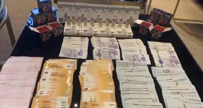 Düzenlenen operasyonda ele geçirilen paralar, polis kamerasınca kayıt altına alındı.