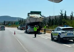 İzmir-Çeşme Otoyolu'nda kaza! Otomobil teknenin altına girdi