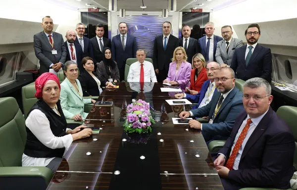 Son dakika: Başkan Erdoğan Balkanlar ziyareti sonrası uçakta basın mensuplarının sorularını yanıtladı