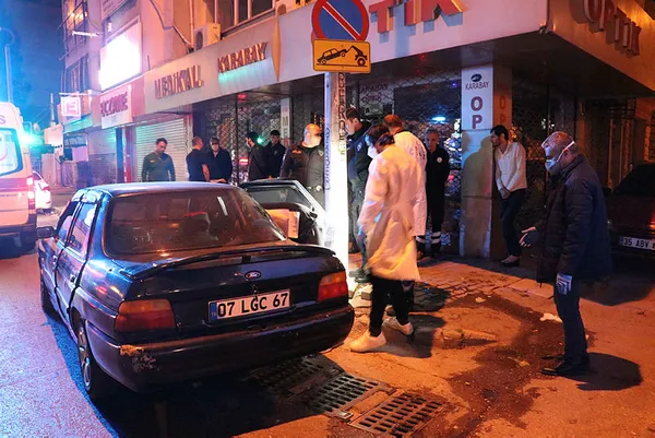 İzmir'in göbeğinde eşkıyalık! Silahla araçlarının önlerini kestiler ve... - 2