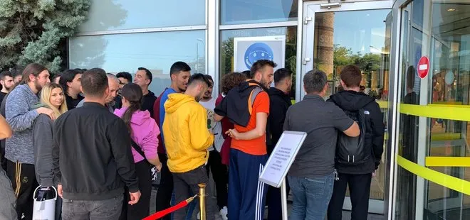 4 bin TL indirimi duyan mağazaya koştu! 12 saat sırada beklediler: “Çok korkmuştuk, telefonu alınca sarıldık, öpüştük"
