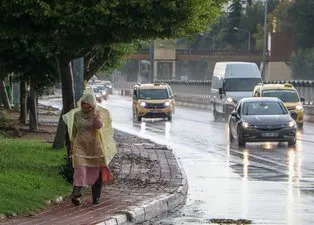 Yollar göle döndü! Sağanak ve rüzgar Antalya'yı esir aldı