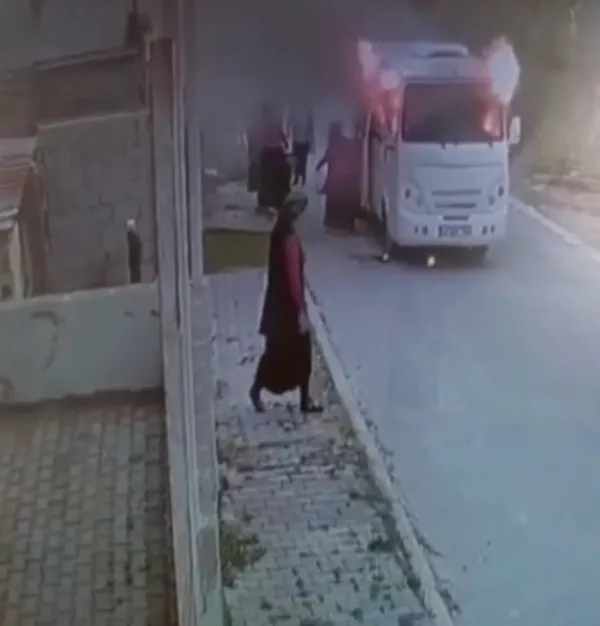 mersinde-tarim-iscilerini-tasiyan-servis-alevlere-teslim-oldu-1655748014110.jpg Mersin’de tarım işçilerini taşıyan servis alevlere teslim oldu - 3