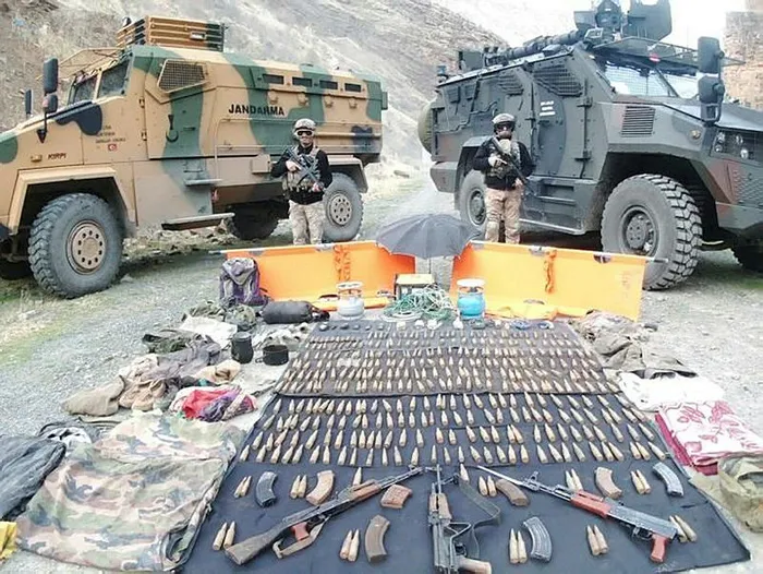 Hakkari Çukurca'da PKK'ya darbe! Çok sayıda silah ve mühimmat ele geçirildi - 1