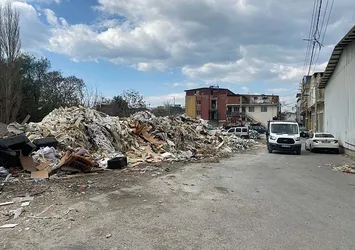 İzmir'de esnafı isyan ettiren çöp yığını! "Aylardır çağırdık kimse gelmiyor"