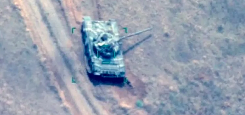 Azerbaycan Ermenistan'ın 200 tank ve zırhlı aracını imha etti