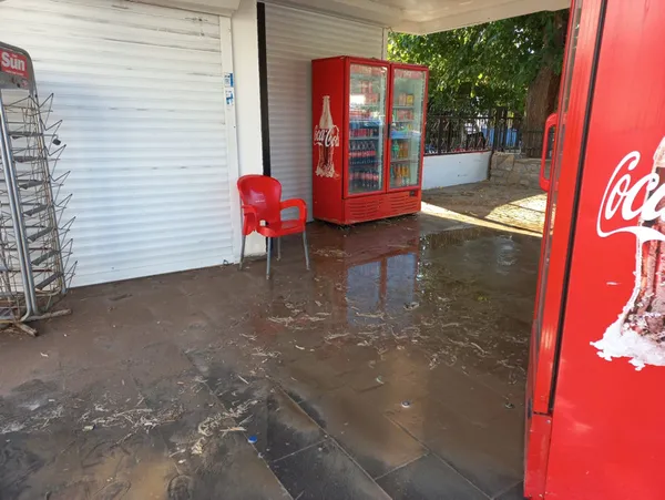 Susuz kalan Bodrum’da isale hattı patladı! Cadde ve sokaklar göle döndü