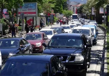 Çanakkale'de feribot iskelesinde araç kuyruğu sürüyor