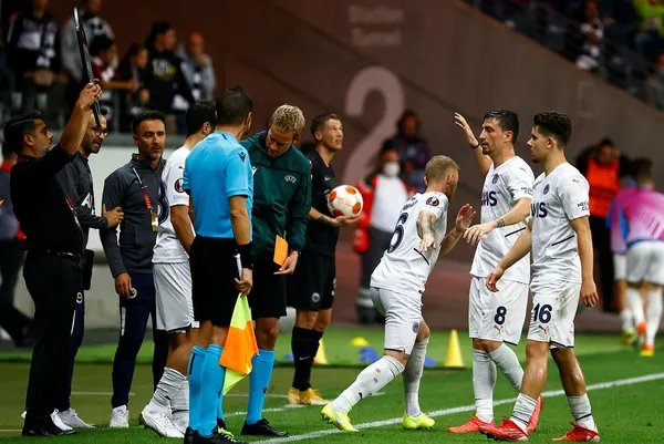 frankfurt-1-fenerbahce-1-mac-sonucu-fenerbahce-galibiyeti-kacirdi-1631828658863.jpg Frankfurt: 1 - Fenerbahçe: 1 MAÇ SONUCU | Fenerbahçe galibiyeti kaçırdı - 4