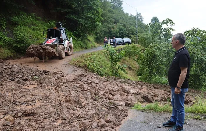 trabzonda-saganak-felakete-dondu-dereler-tasti-yollar-kapandi-1722110893492.jpg Trabzon'un Arsin, Araklı ve Yomra ilçelerinde sağanağın ardından su taşkını ve heyelanlar nedeniyle kapanan yollar ulaşıma açıldı..