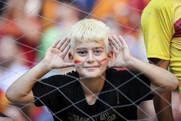 Galatasaray’da yıldızlar geçidi! İmza töreninde taraftarlar stadyumu doldurdu