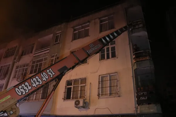apartmanda-cikan-yanginda-can-pazari-kopegiyle-birlikte-kurtarilan-kadin-kopegine-sarilarak-gozyaslarina-bogul-1691798551067.jpg Apartmanda çıkan yangında can pazarı! Köpeğiyle birlikte kurtarılan kadın köpeğine sarılarak gözyaşlarına boğuldu - 1
