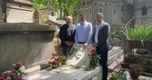 CHP’de büyük çatlak! Maltepe yerine Paris’e gittiler