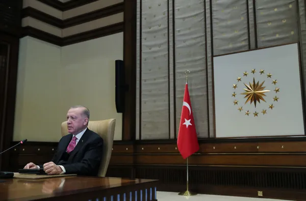 Bir dönem sona erdi! Başkan Erdoğan açıkladı: Maske zorunluluğu kalktı! 2 yerde zorunluluk sürecek