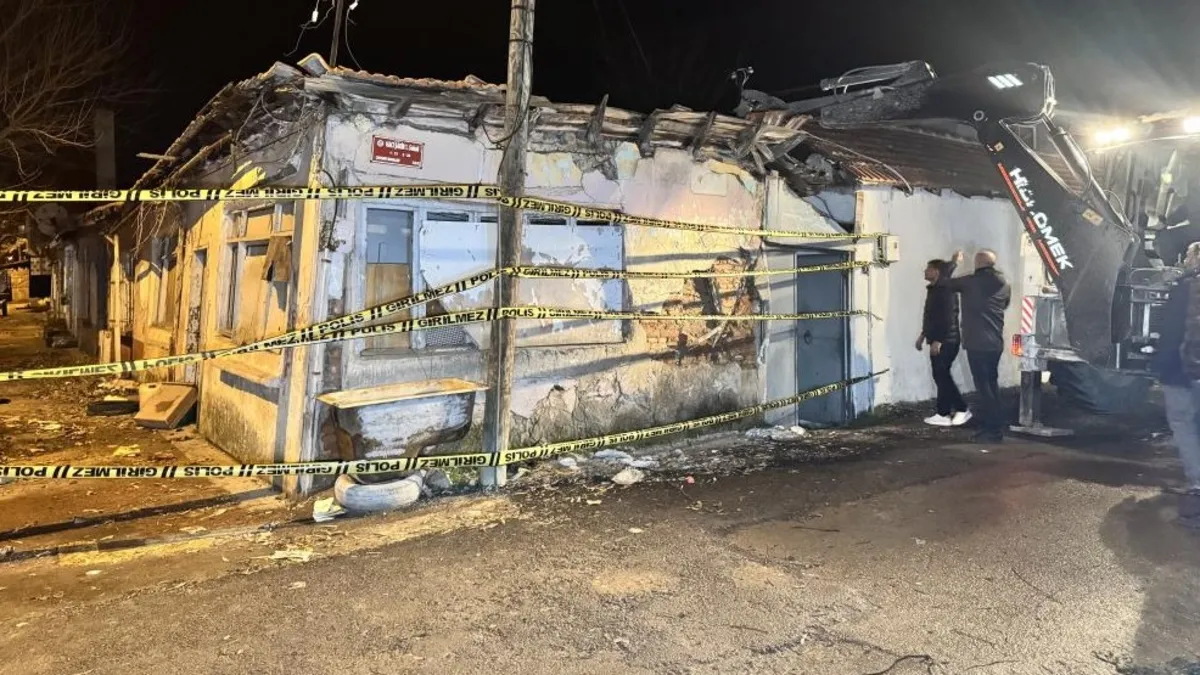 Metruk binanın çatısı çöktü! Bitişiğindeki ev tahliye edildi