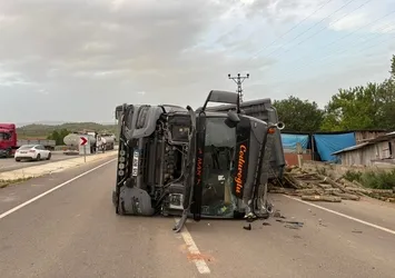 Kastamonu’da odun yüklü tır devrildi: 1 yaralı