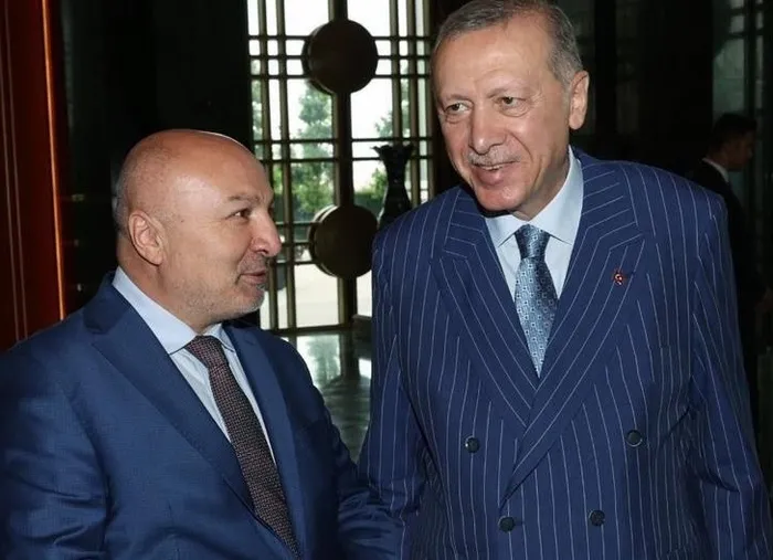 cumhurbaskani-basdanismani-hamdi-kilic-hayatini-kaybetti-ak-partiden-taziye-mesaji-1757747005544.jpeg Başkan Erdoğan ve Hamdi Kılıç (A haber arşiv)