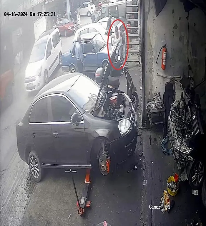 izmirde-dehset-kardesi-bicakladi-agabeyi-tabanca-ile-ates-etti-1713364629267.jpeg İzmir'de dehşet! Kardeşi 8 kez bıçakladı: Ağabeyi ateş etti | Kan donduran o anlar kamerada... - 3