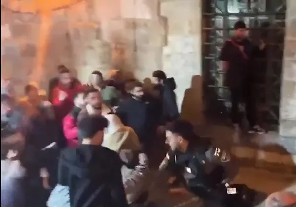 katil-israil-polisi-ilk-teravih-namazinda-mescid-i-aksaya-girisleri-engelledi-filistinlileri-coplarla-darbetti-1710106631423.jpeg Katil İsrail polisi ilk teravih namazında Mescid-i Aksa'ya girişleri engelledi! Filistinlileri coplarla darbetti - 3