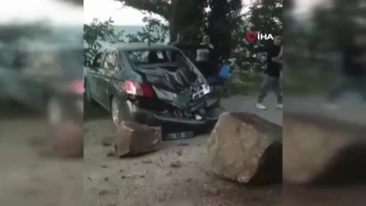 Kopan kaya parçası otomobile düştü
