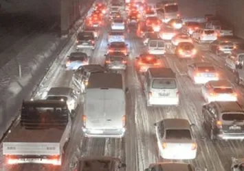 TEM'de 11 TIR kaydı! Vatandaşlar mahsur kaldı