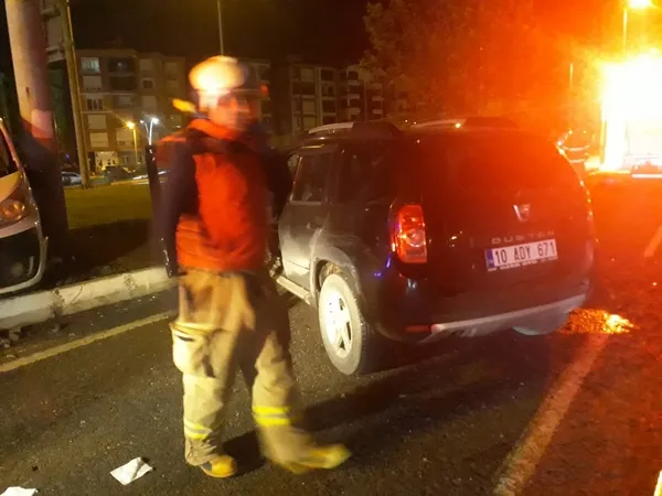 edremitte-trafik-kazasi-yaralilar-var-1638078858852.jpg