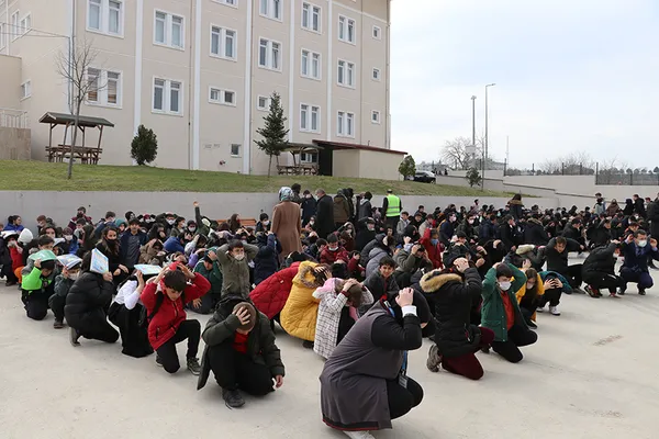 deprem-tatbikatinda-sarsinti-olacak-mi-tatbikatta-siren-sesi-calacak-mi-12-kasim-deprem-tatbikatinda-toplanma-1668256767005.jpg 12 Kasım deprem tatbikatında toplanma alanlarına gidilecek mi? Deprem tatbikatında sarsıntı olacak mı? Tatbikat sırasında siren sesi çalacak mı? - 3