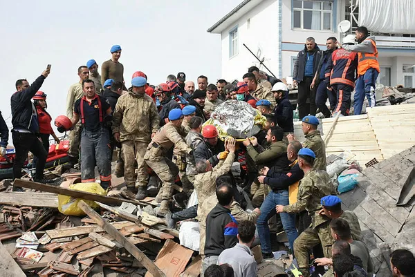 saglik-bakani-fahrettin-kocadan-malatya-depremi-aciklamasi-103-vatandasimiz-yaralandi-iste-yaralilarin-son-dur-1677500368941.jpg Sağlık Bakanı Fahrettin Koca'dan Malatya depremi açıklaması! 103 vatandaşımız yaralandı | İşte yaralıların son durumları - 1