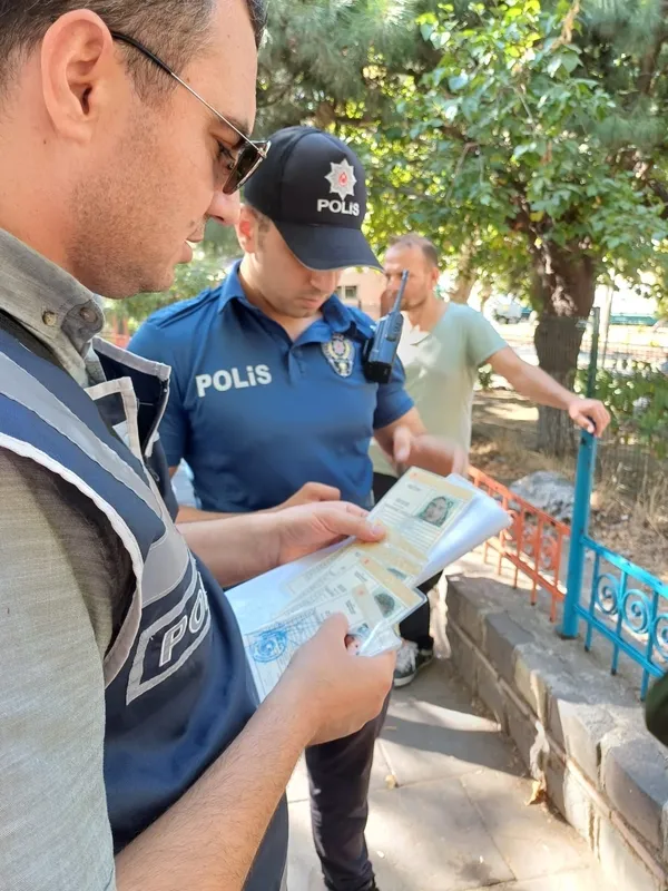 Manisa’da düzensiz göç ve göçmen kaçakçılığı uygulaması: 202 göçmen sorgulandı