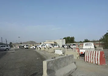 Kabil hurdalığa döndü! Otomobillerini bırakıp kaçmaya çalıştılar yağmacılar iç donanımları bile söktü