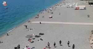 Güneşi gören Antalyalılar Konyaaltı Sahili’ni doldurdu