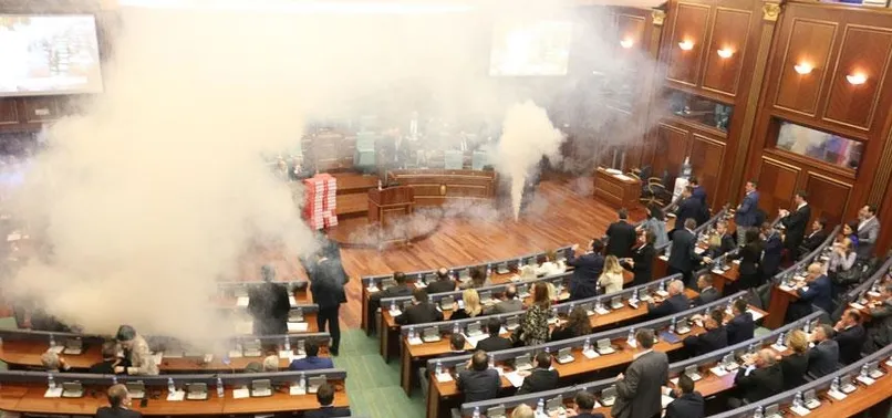 Kosova meclisinde gaz bombası atıldı