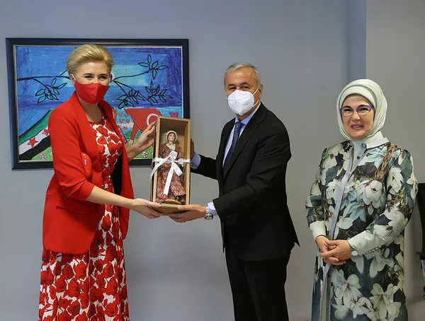 Emine Erdoğan Polonya Cumhurbaşkanı Duda'nın eşi Agata Kornhauser ile PIKTES Ofisi'ni ziyaret etti - 1