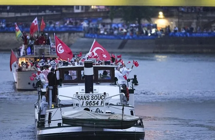 Paris'te millilerimiz sahnede! Ay yıldızlı bayrağımız geçit yaptılar | Törenden guru dolu anlar