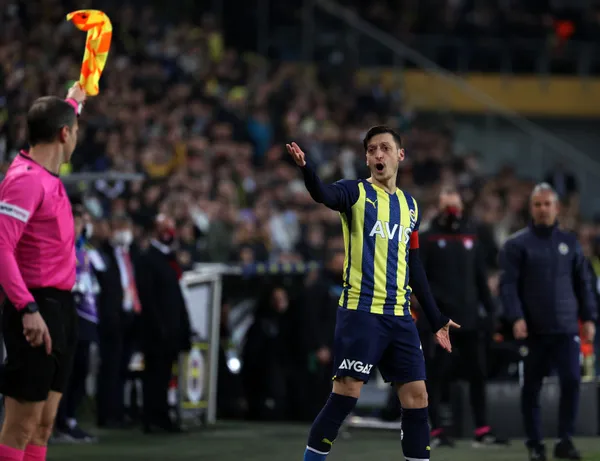 Fenerbahçe’de Mesut Özil ile Ozan Tufan kadro dışı bırakıldı!